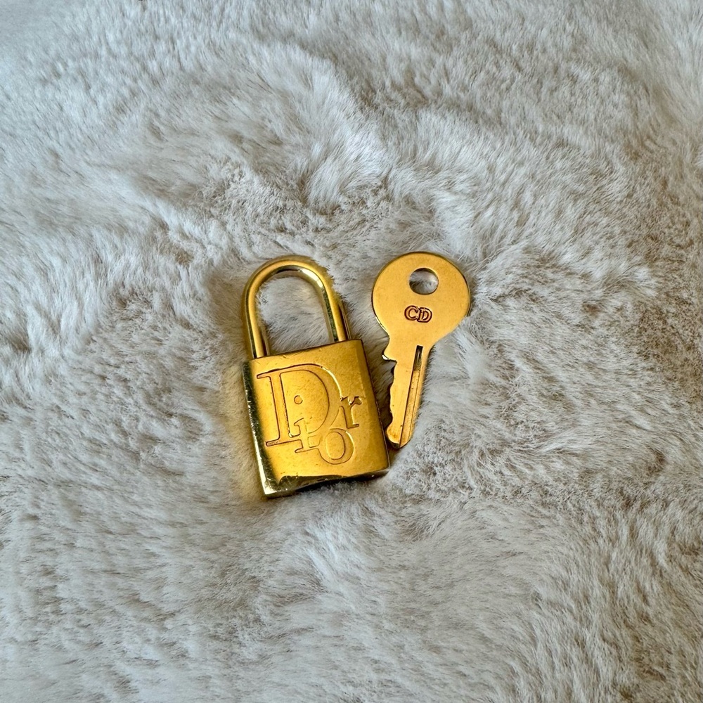RARE DIOR LOCK AND KEY 🔐 IN BEAUTIFUL GOLD CONDITION.💖